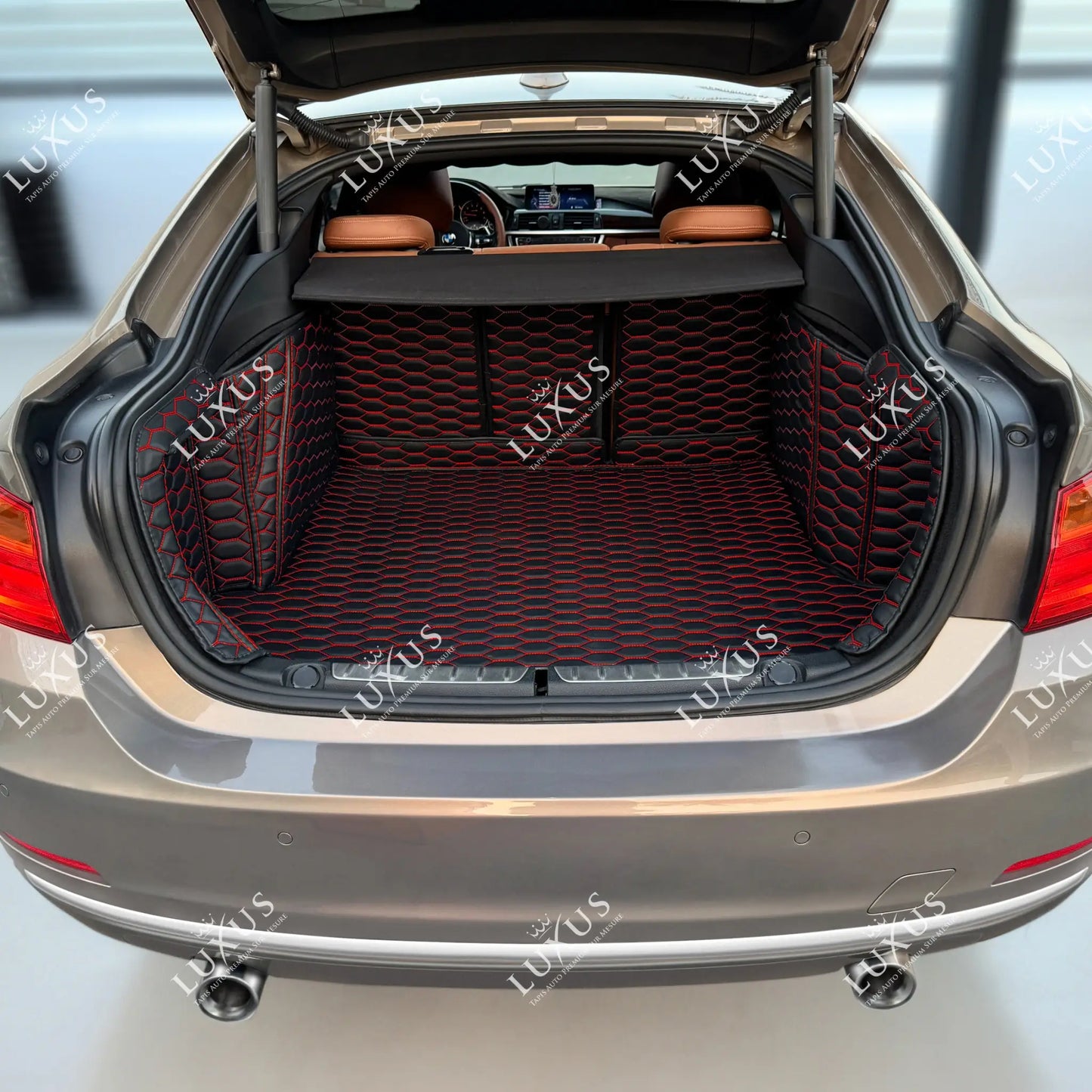 Tapis de Coffre Premium Sur Mesure Intégral 3D | Motif Nid d'Abeille | Noir et Surpiqures Rouges