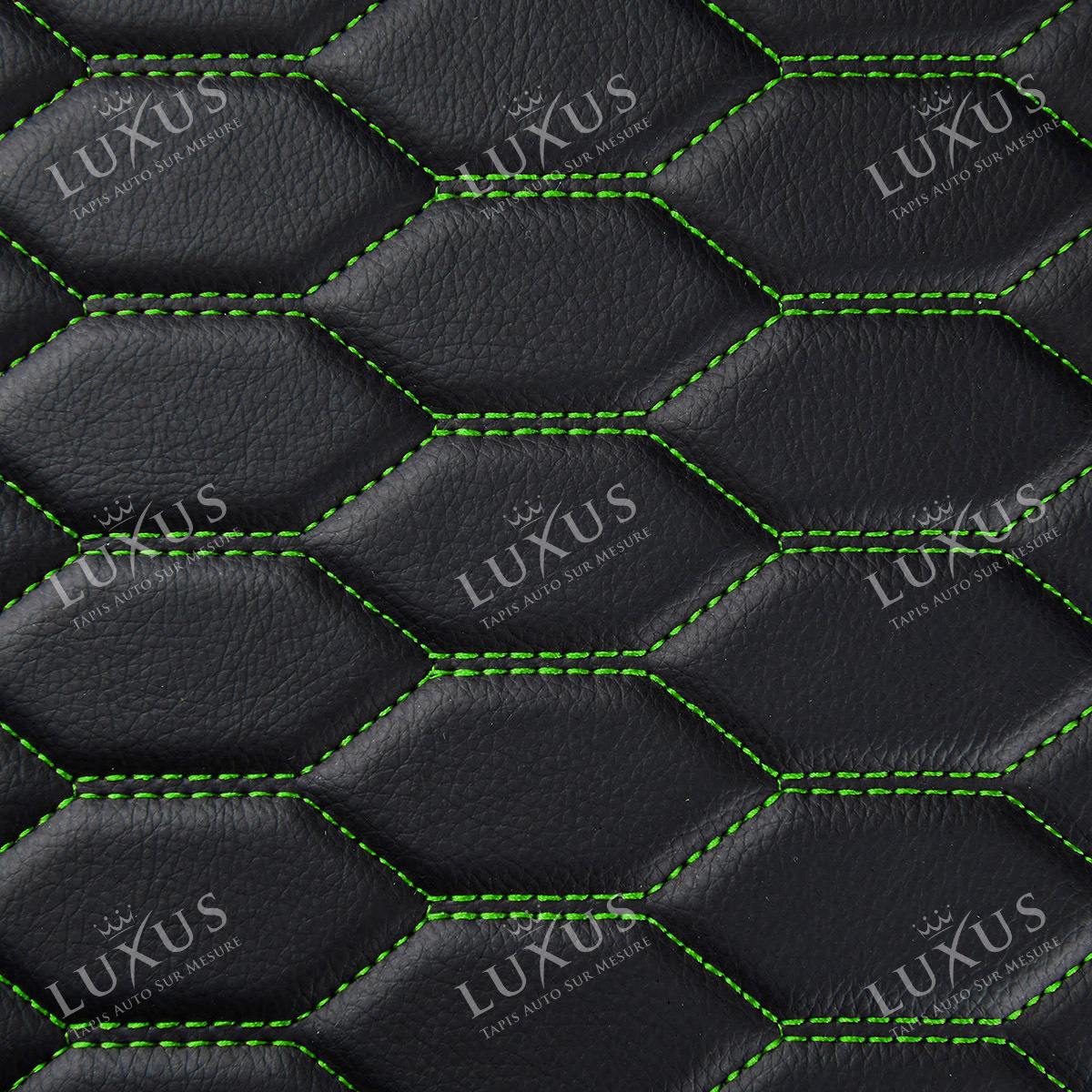 Tapis de Sol Premium Sur Mesure en 3D | Motif Nid d'Abeille | Noir et Surpiqures Vertes