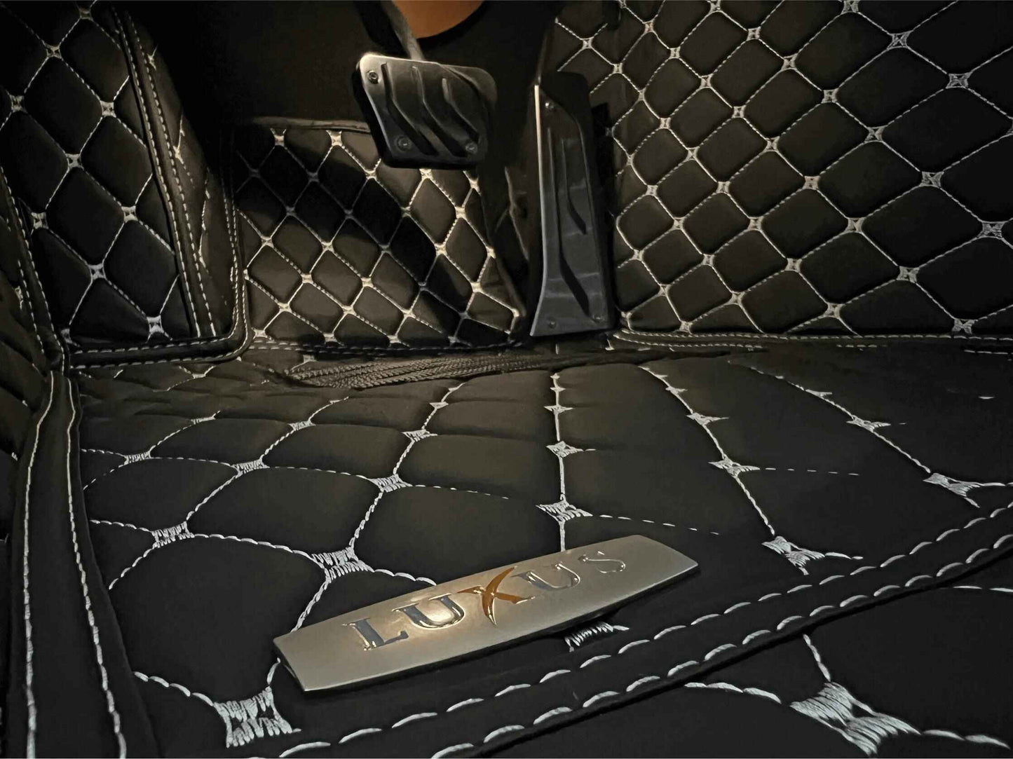 Tapis de Sol Premium Sur Mesure en 3D | Motif Nid d'Abeille | Noir et Surpiqures Bleues