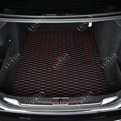 Tapis de Coffre Premium Sur Mesure | Motif Nid d'Abeille | Noir et Surpiqures Rouges