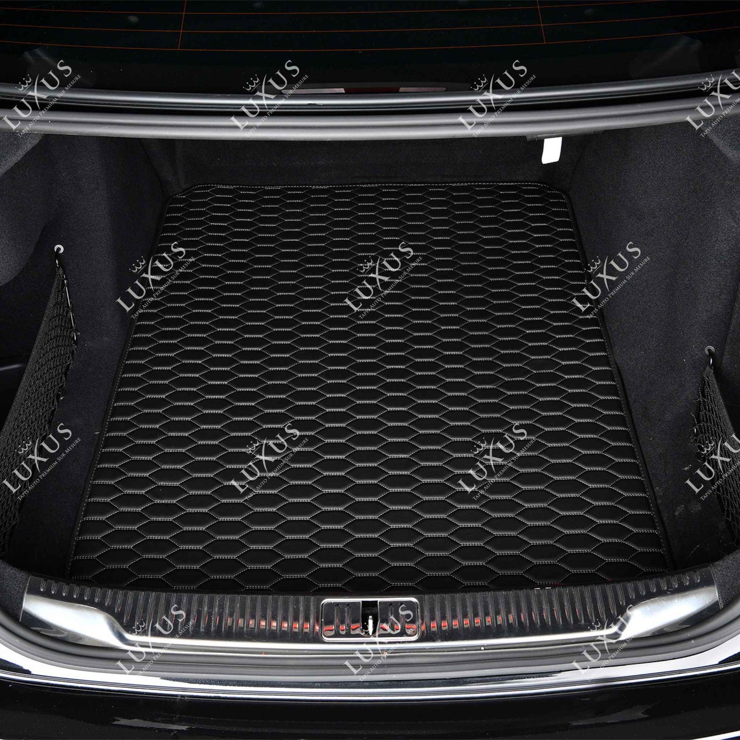 Tapis de Coffre Premium Sur Mesure | Motif Nid d'Abeille | Noir et Surpiqures Blanches