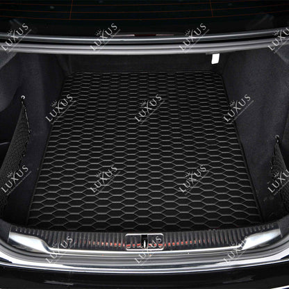Tapis de Coffre Premium Sur Mesure | Motif Nid d'Abeille | Noir et Surpiqures Blanches
