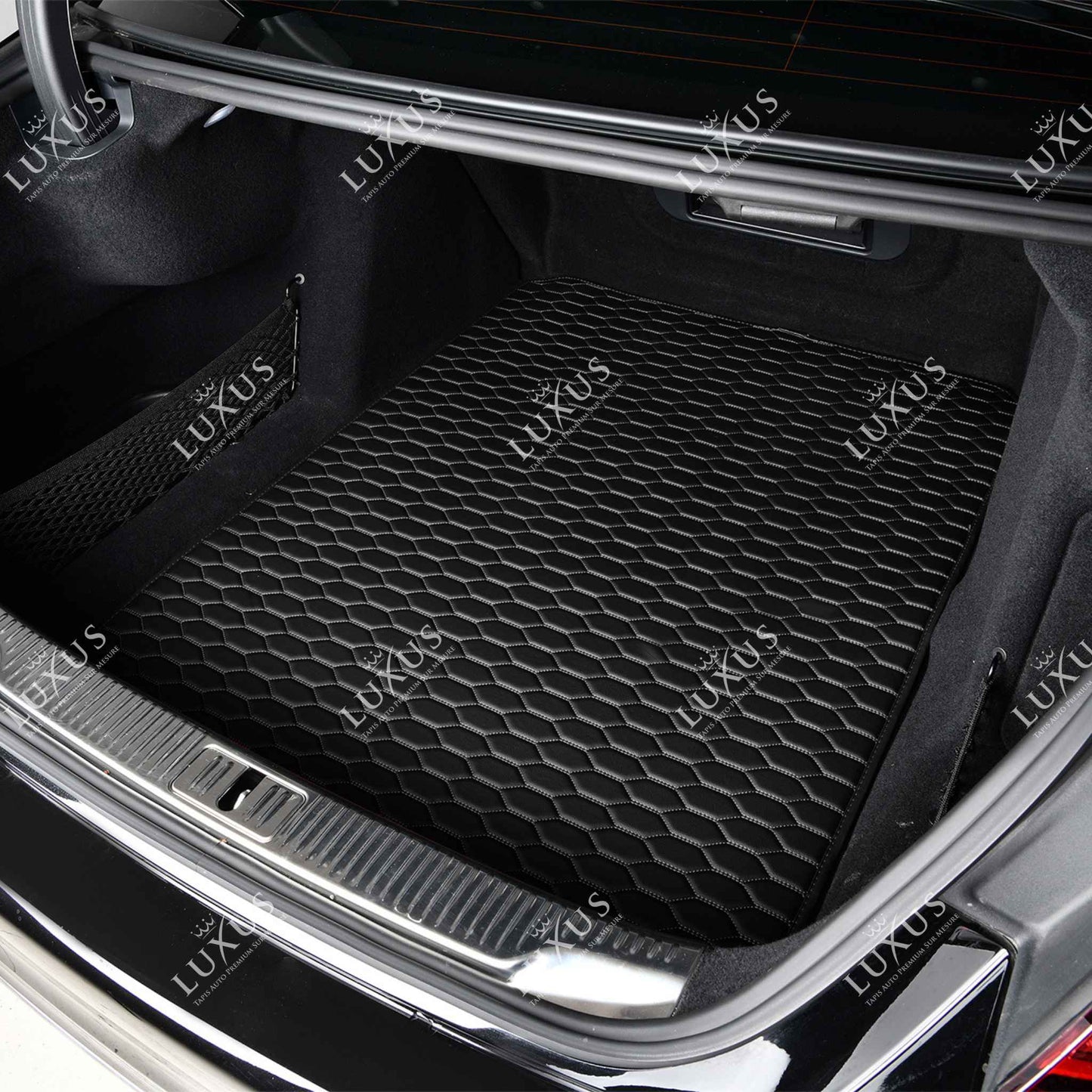 Tapis de Coffre Premium Sur Mesure | Motif Nid d'Abeille | Noir et Surpiqures Blanches